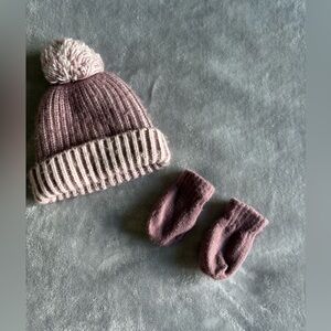 Baby girl winter hat and mittens ( size 6-12 months )